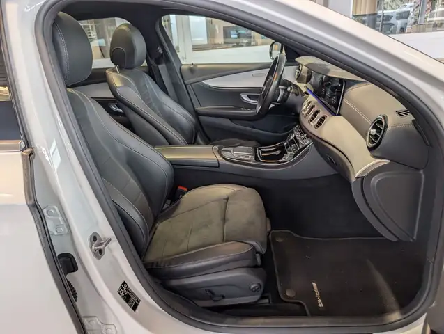 Mercedes-Benz E-Class view 4