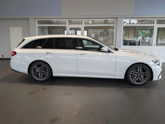 Mercedes-Benz E-Class view 3