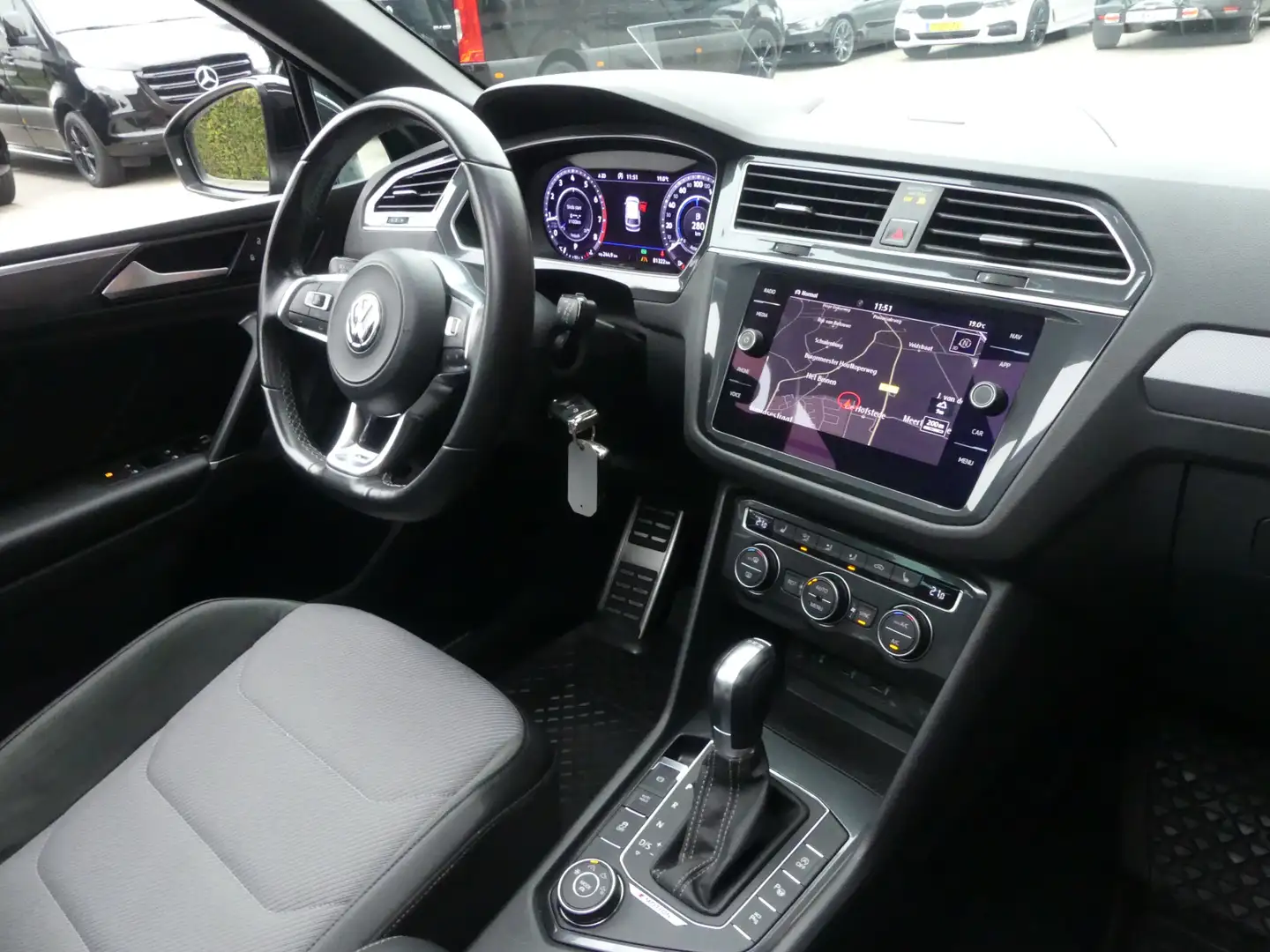 Volkswagen Tiguan 2.0 TSI 4Motion 2 X R-line / Schuifdak / Trekhaak Noir - 2