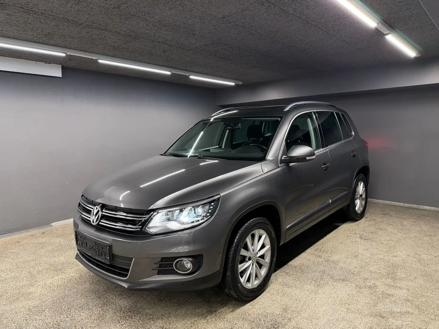 Volkswagen Tiguan Tiguan 2,0 TDI BMT 4Motion Sky DPF DSG Grau - 1