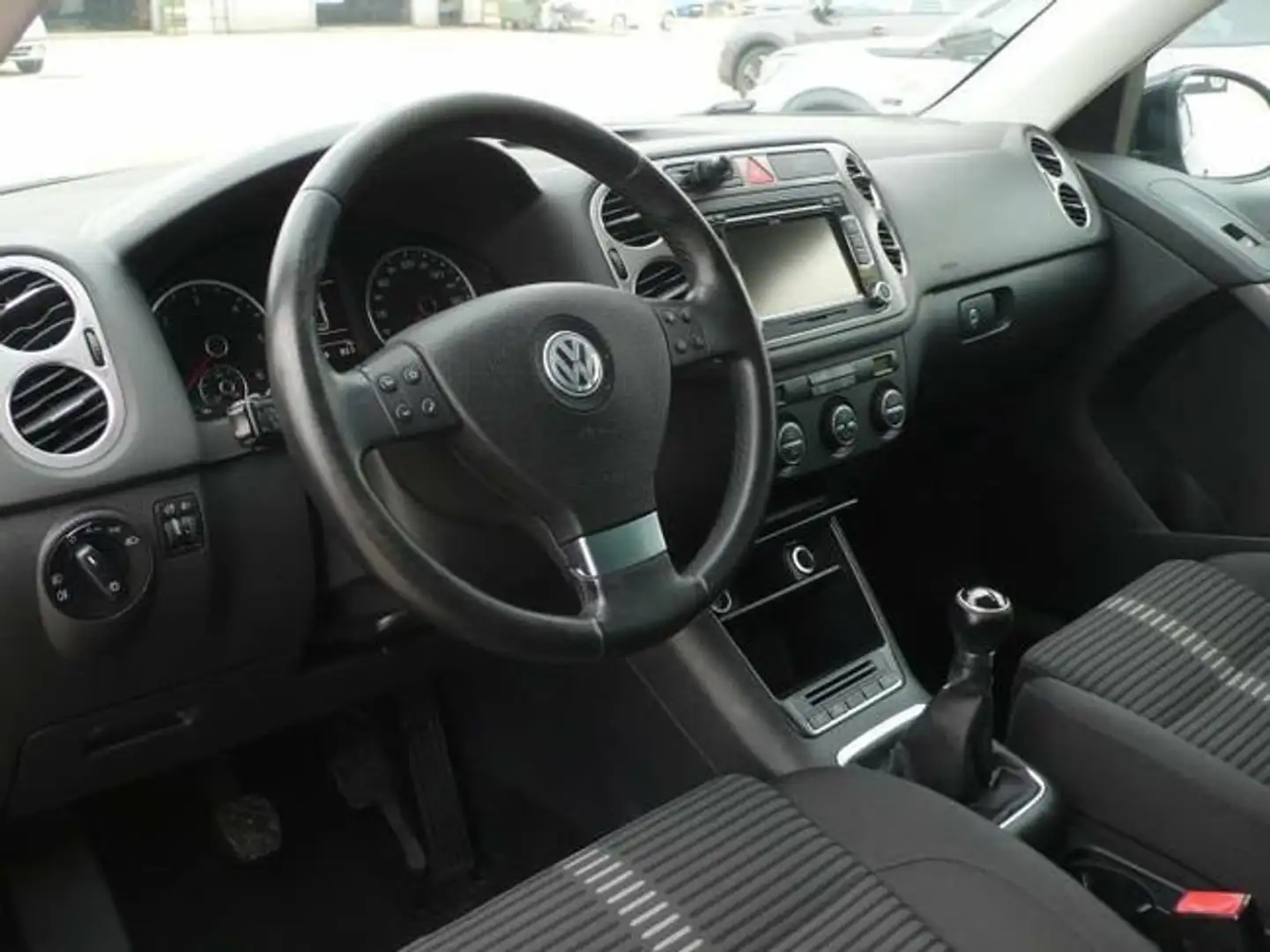 Volkswagen Tiguan 2.0 TDI ADVANCE 4 MOTION 140 Schwarz - 2