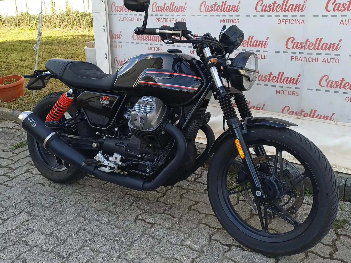 Moto Guzzi V 7 MOTO GUZZI V7 SPECIAL EDITION ANNO 2023 KM 8.890 Černá - 1