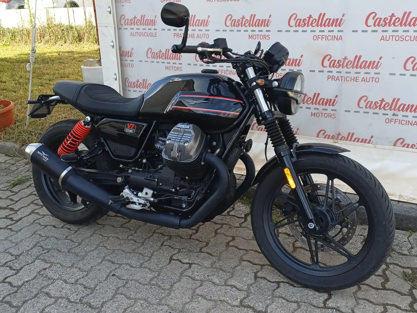 Moto Guzzi V 7 MOTO GUZZI V7 SPECIAL EDITION ANNO 2023 KM 8.890 Černá - 2