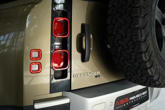 Land Rover Defender view 14