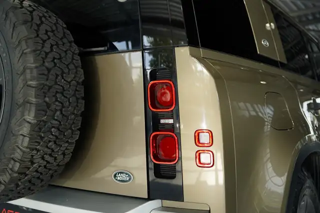 Land Rover Defender view 15