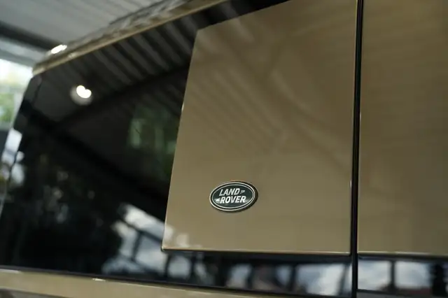 Land Rover Defender view 13