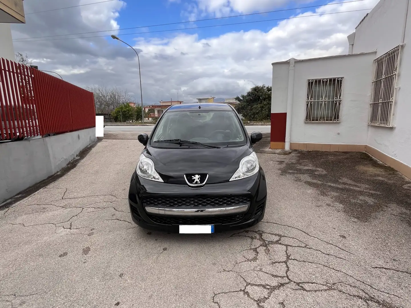 Peugeot 107 SWEET YEARS 2009 1.0 BENZINA 50KW Schwarz - 1