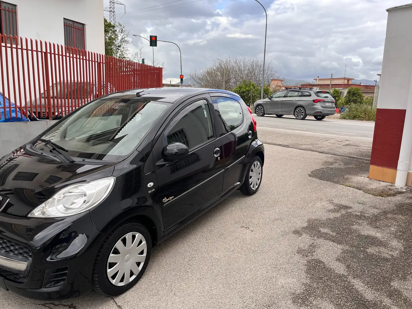 Peugeot 107 SWEET YEARS 2009 1.0 BENZINA 50KW Schwarz - 2