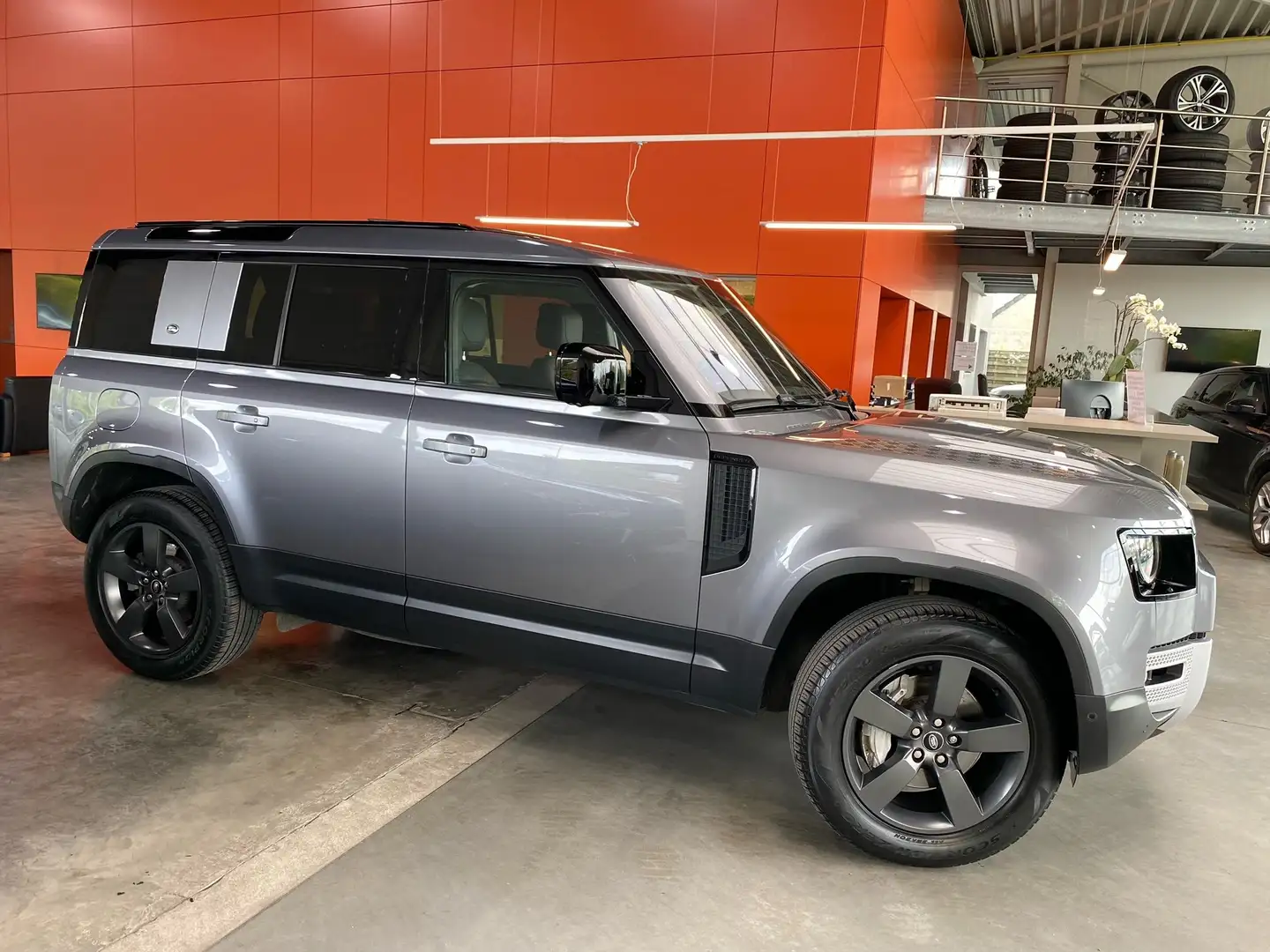 Land Rover Defender 3.0 Turbo MHEV P400 HSE Grijs - 2