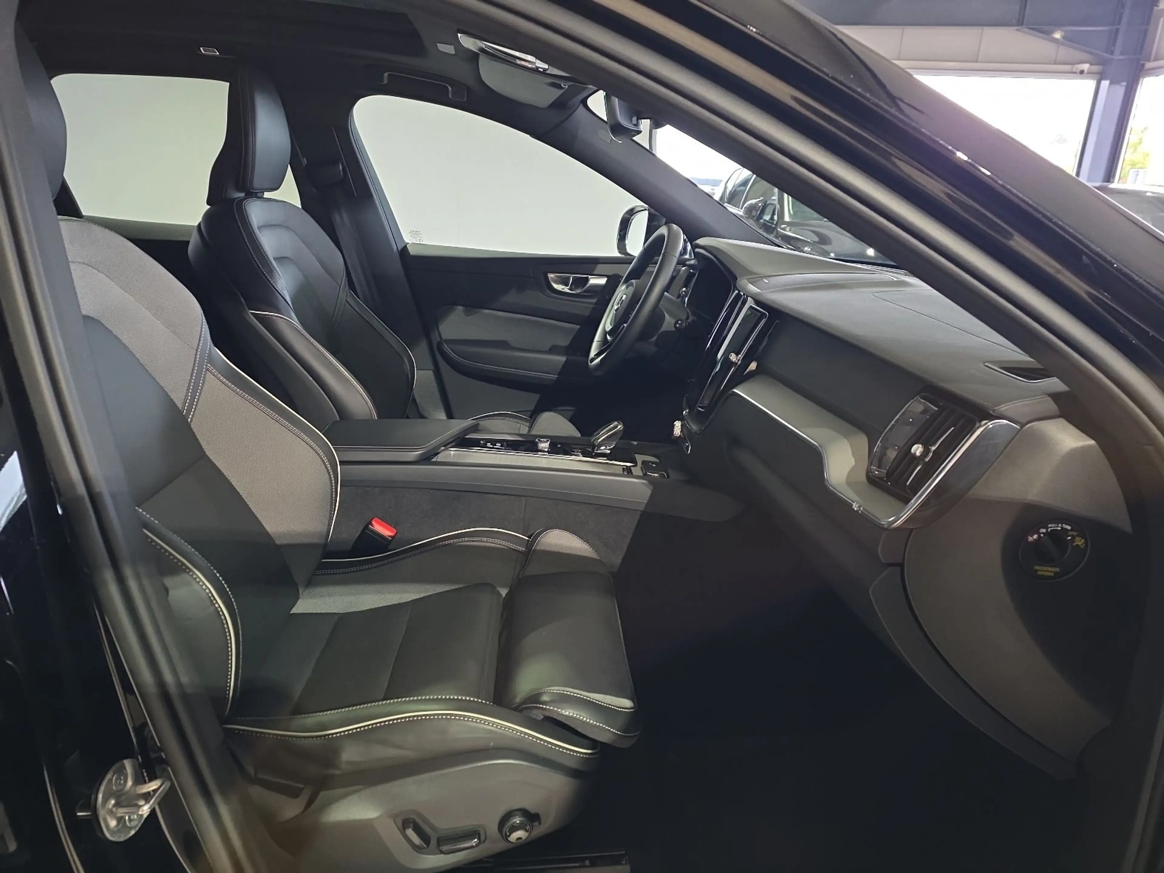 Volvo XC60 B5 Ultra Black Edition AWD ACC BLIS AHK — photo 11