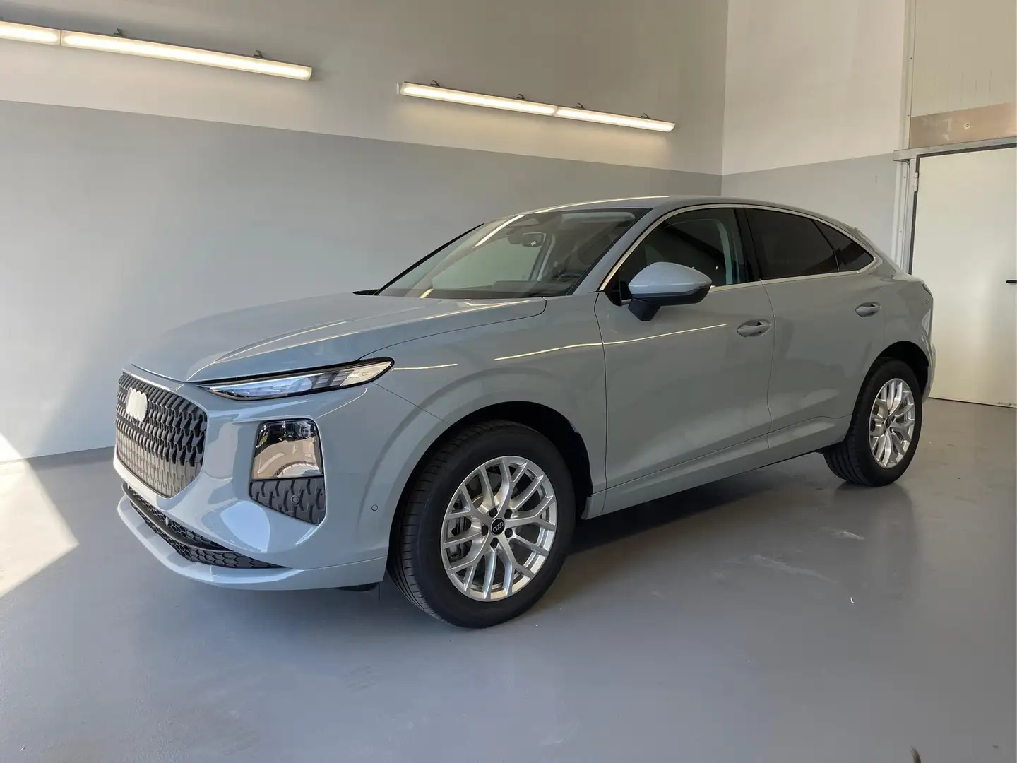 Audi Q3 Sportback NEU TFSI quattro Tech+AHK+LEDPlus+ACC... Grau - 1