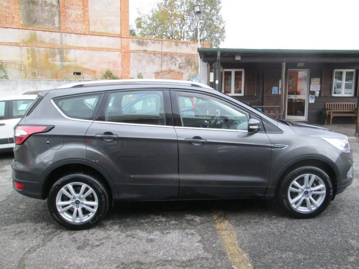 Ford Kuga 1.5 TDCI 120 CV S&S 2WD ST-Line Gris - 2