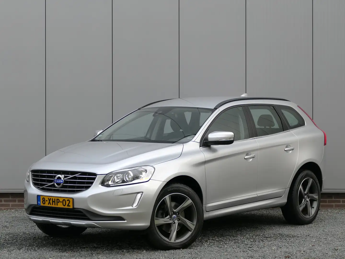 Volvo XC60 T5 AUT Momentum Navi / Trekhaak / Bluetooth / Xeno Grijs - 1
