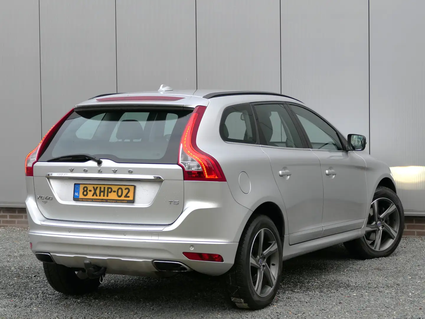 Volvo XC60 T5 AUT Momentum Navi / Trekhaak / Bluetooth / Xeno Grijs - 2