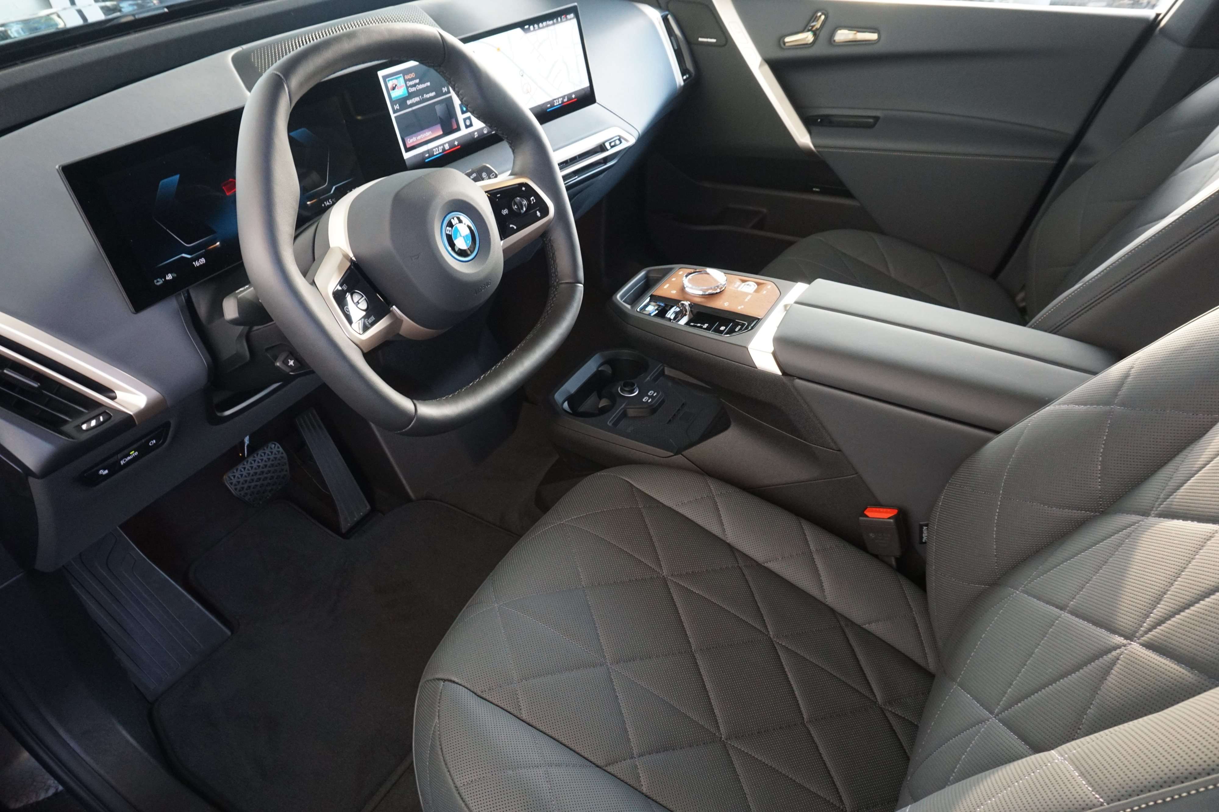 BMW iX