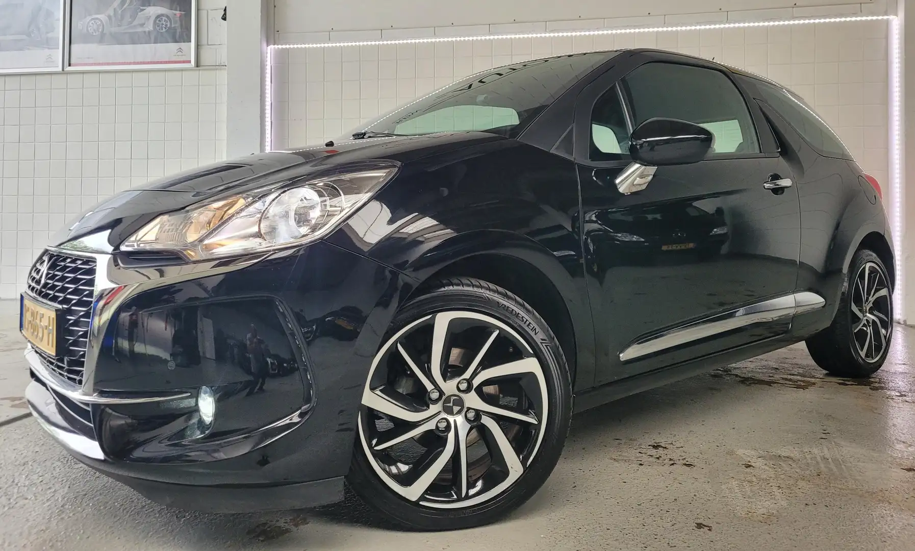 DS Automobiles DS 3 1.2T 110PK SO CHIC NAVI/HIFI/PDC/CAMERA/17" Schwarz - 1