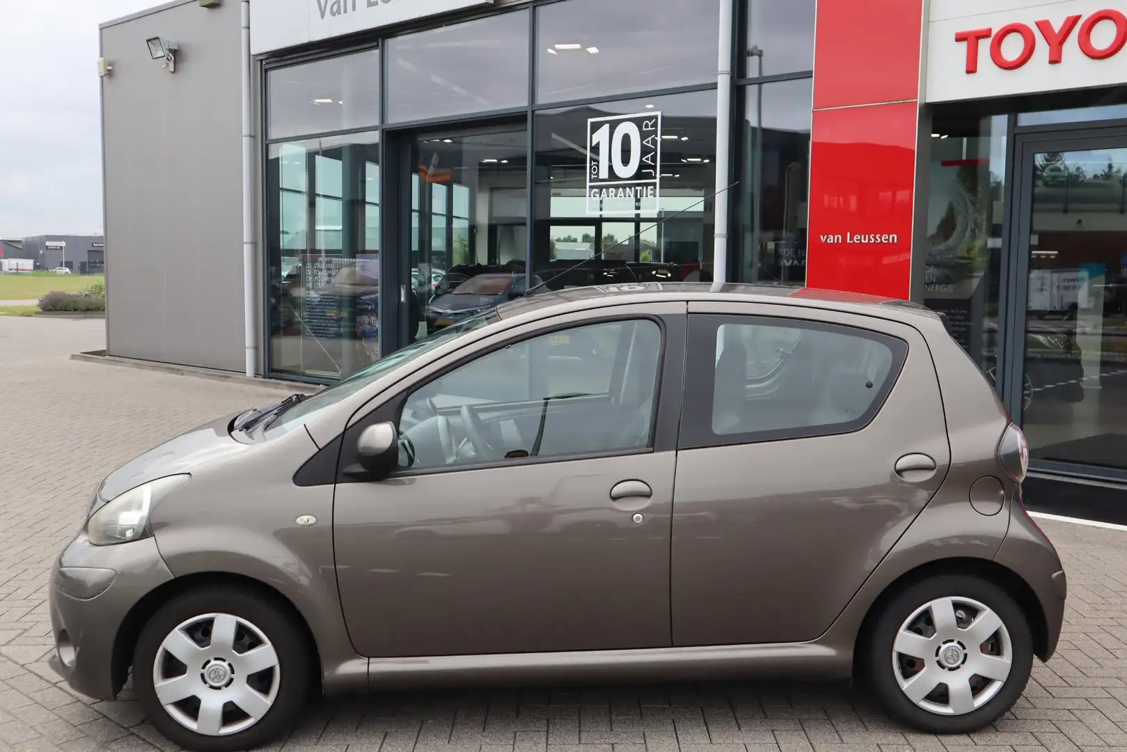Toyota Aygo COMFORT 5-DEURS AIRCO RADIO EL-RAMEN CENTRALE VERG Bruin - 2