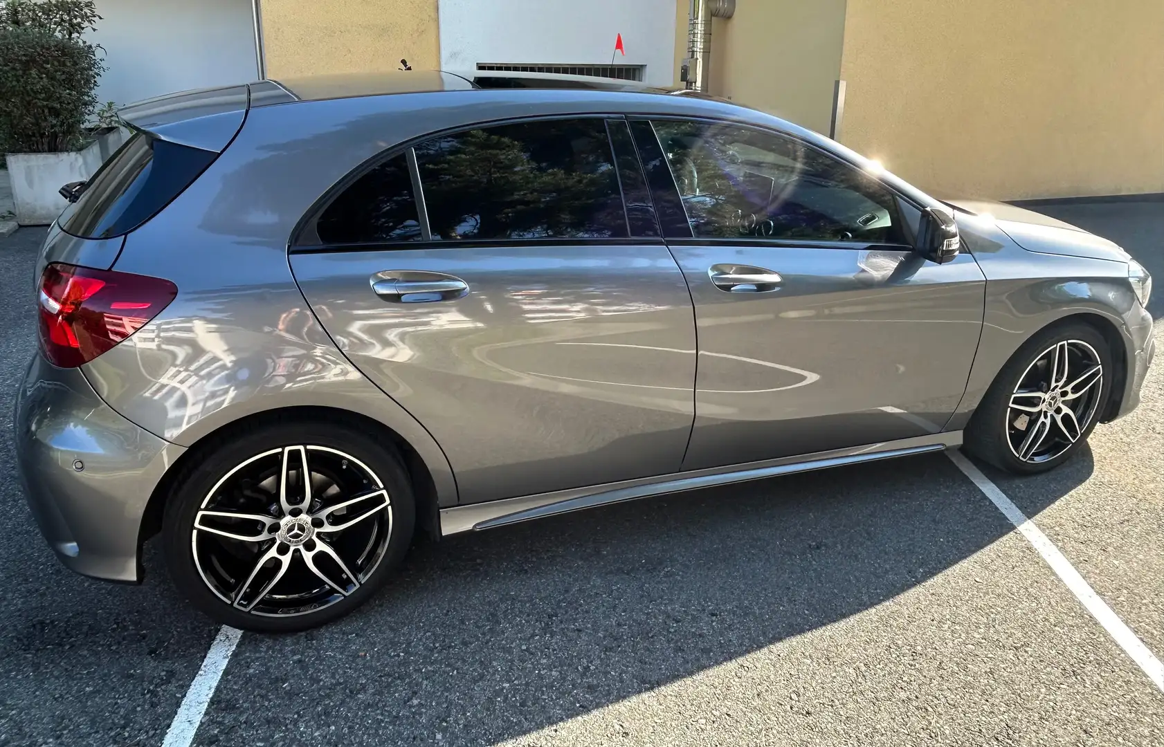 Mercedes-Benz A 200 A 200 d Aut. Grau - 2