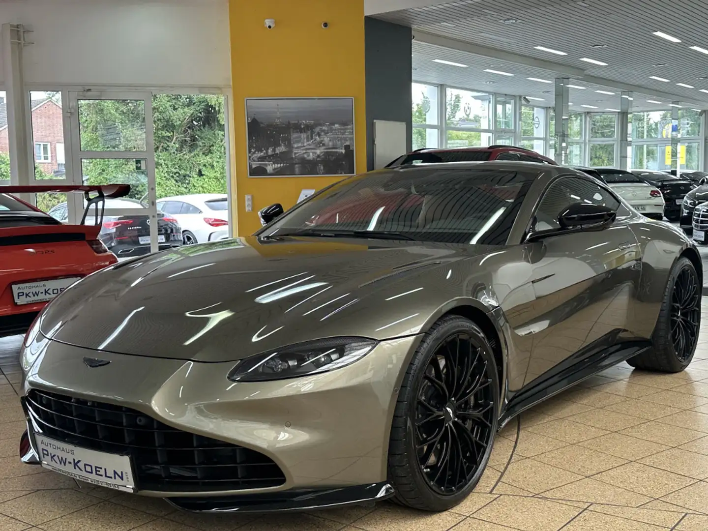Aston Martin V8 Coupe *NAVi*360°*KAMERA*LED*21* Šedá - 1