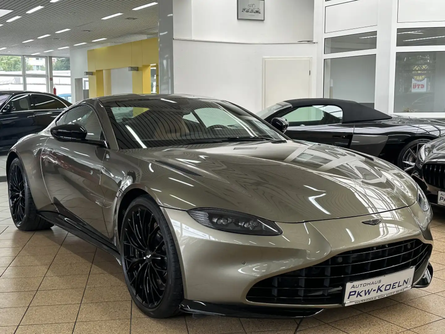 Aston Martin V8 Coupe *NAVi*360°*KAMERA*LED*21* Šedá - 2