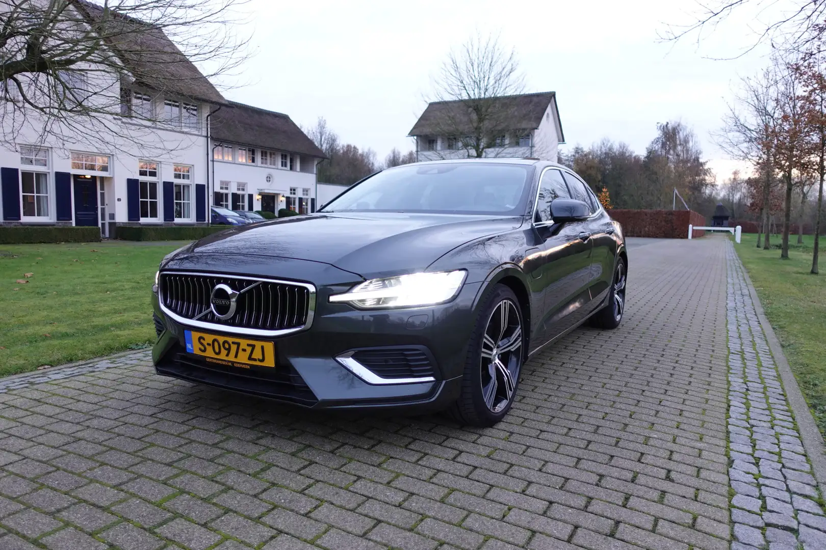 Volvo S60 2.0 T8 AWD Twin Engine R-Design | Harman Kardon | Gris - 2