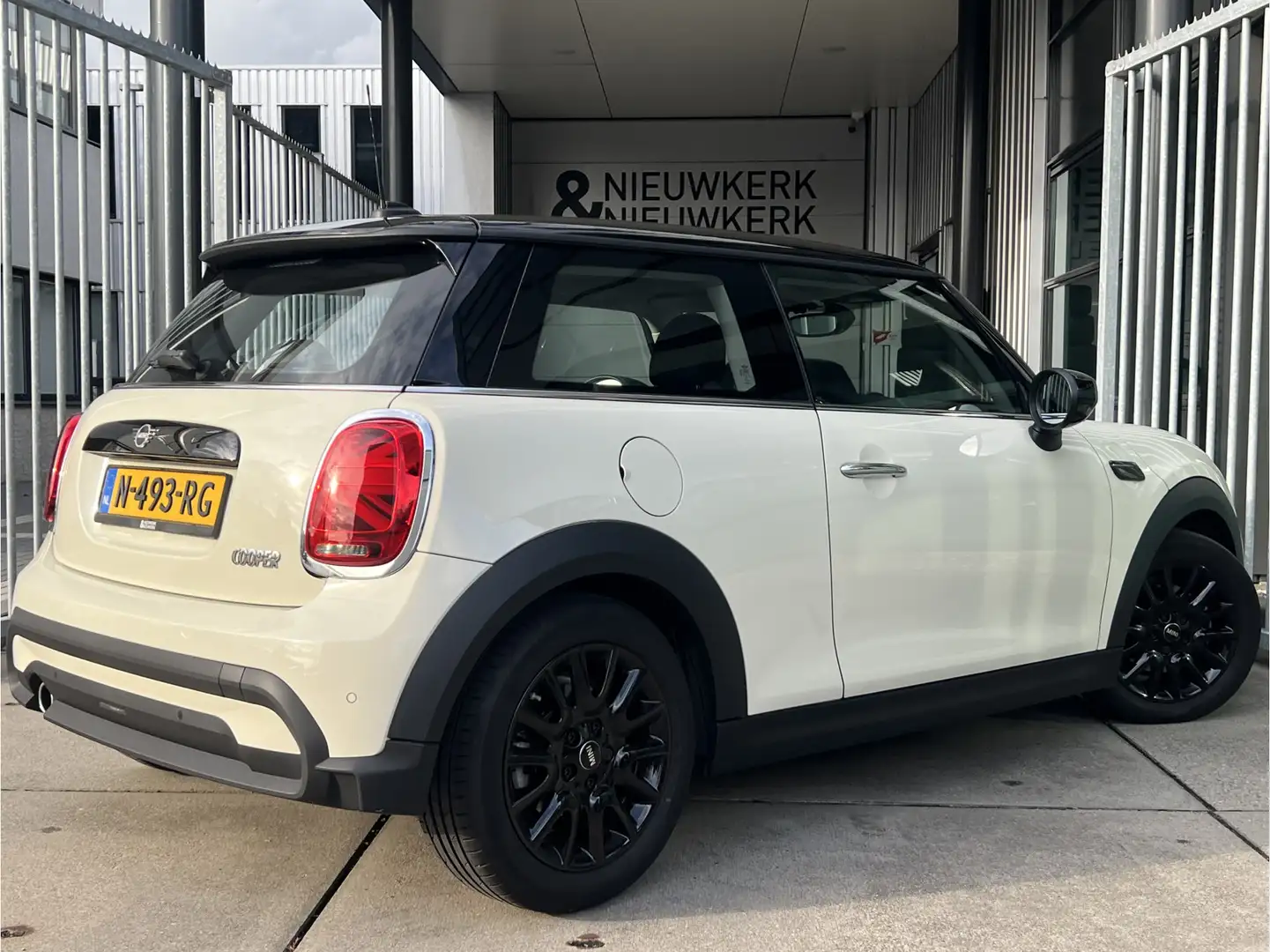 MINI Cooper Mini 1.5 Classic | AUTOMAAT | CARPLAY/ANDROID | NA Blanc - 2