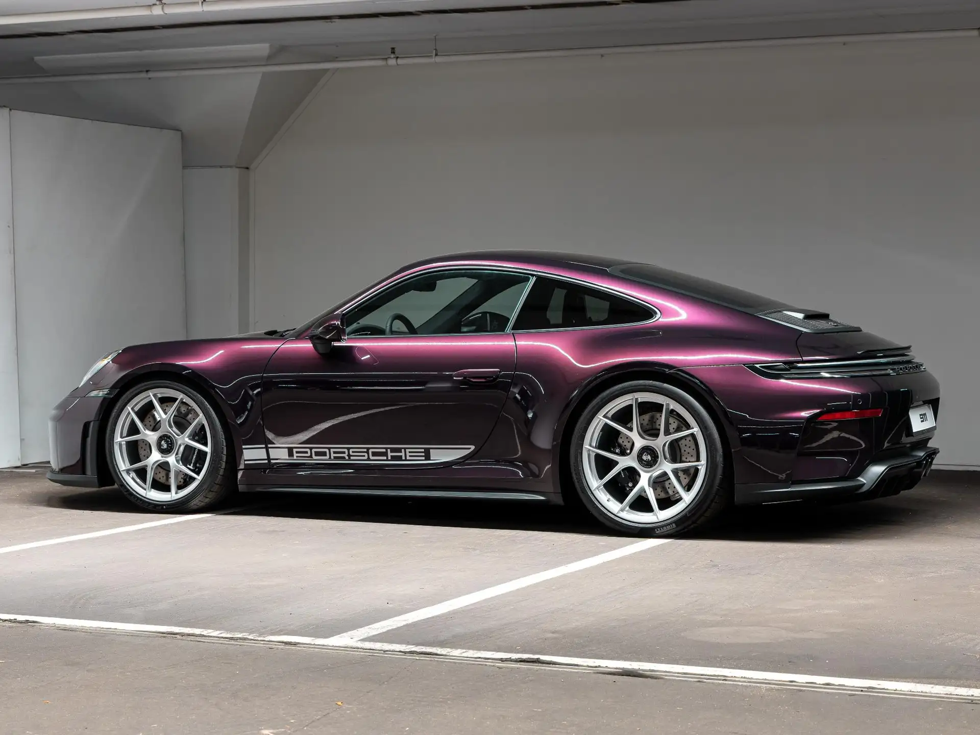 포르쉐 911 GT3 Touring 2026 버건디 사진 3