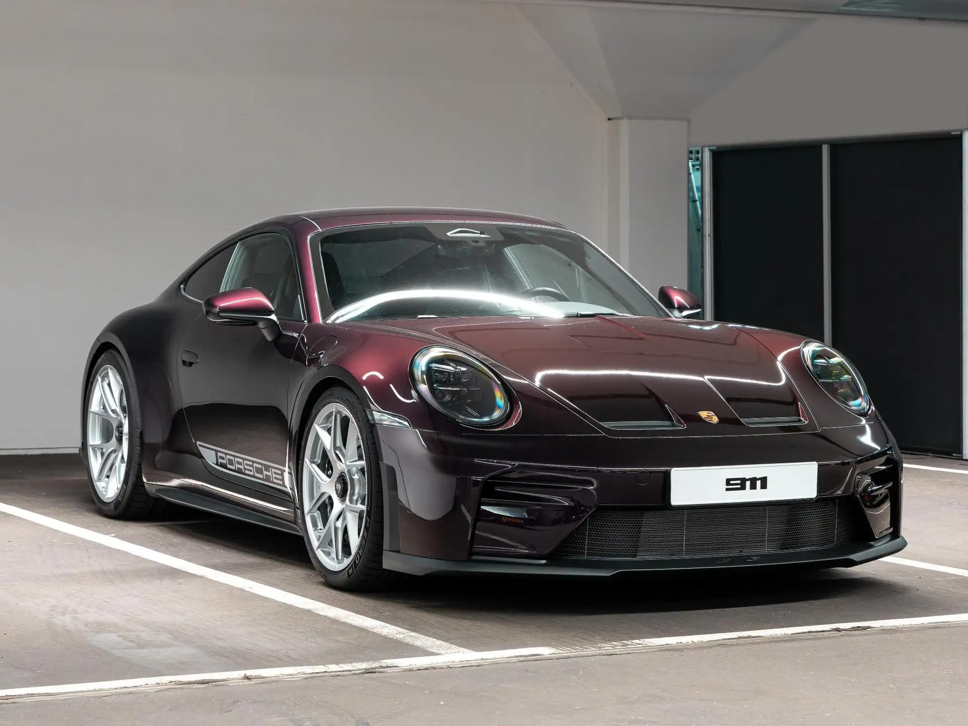 포르쉐 911 GT3 Touring 2026 버건디 사진 6