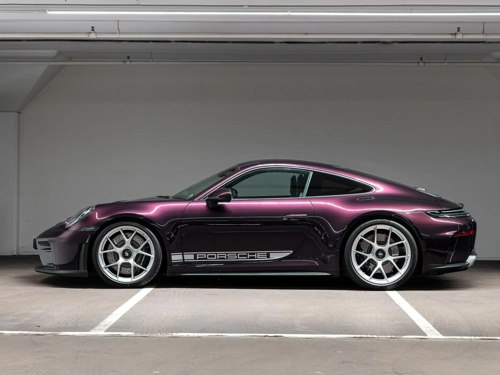 포르쉐 911 GT3 Touring 2026 버건디 사진 2