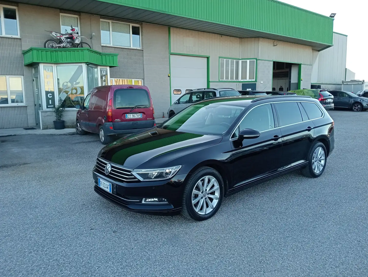 Volkswagen Passat Variant 1.6 tdi 120cv dsg UNIPROPRIETARIO Nero - 1