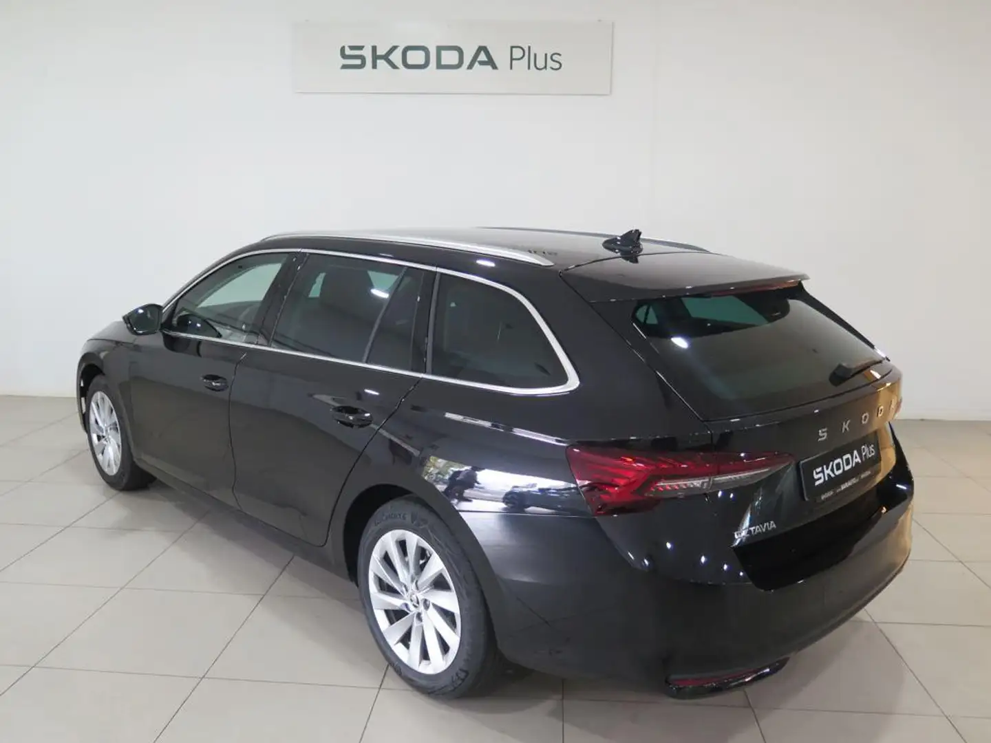 Skoda Octavia Combi 2.0TDI Design DSG7 110kW Negro - 2