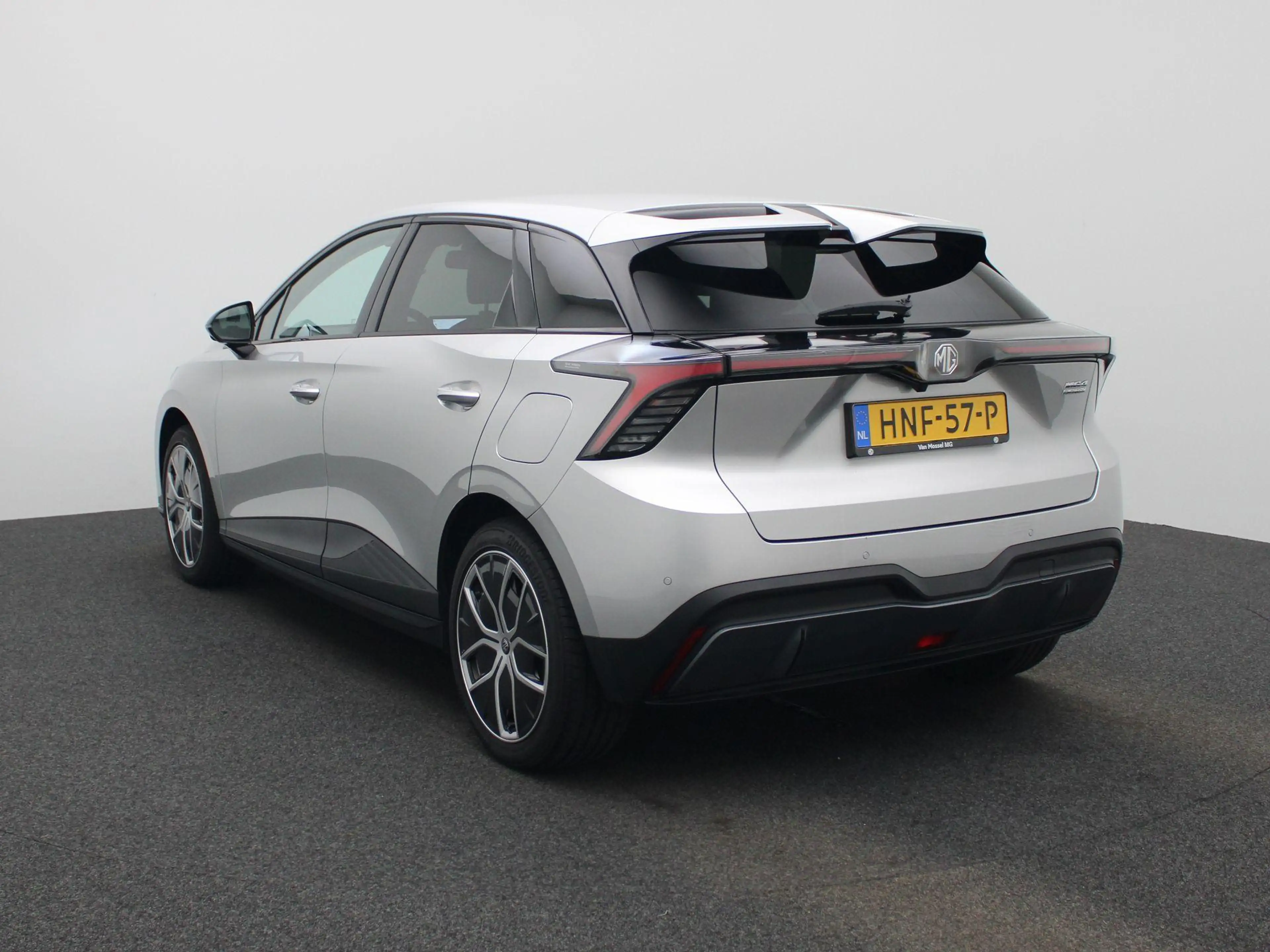 MG MG4 Electric Luxury 64 kWh — photo 2