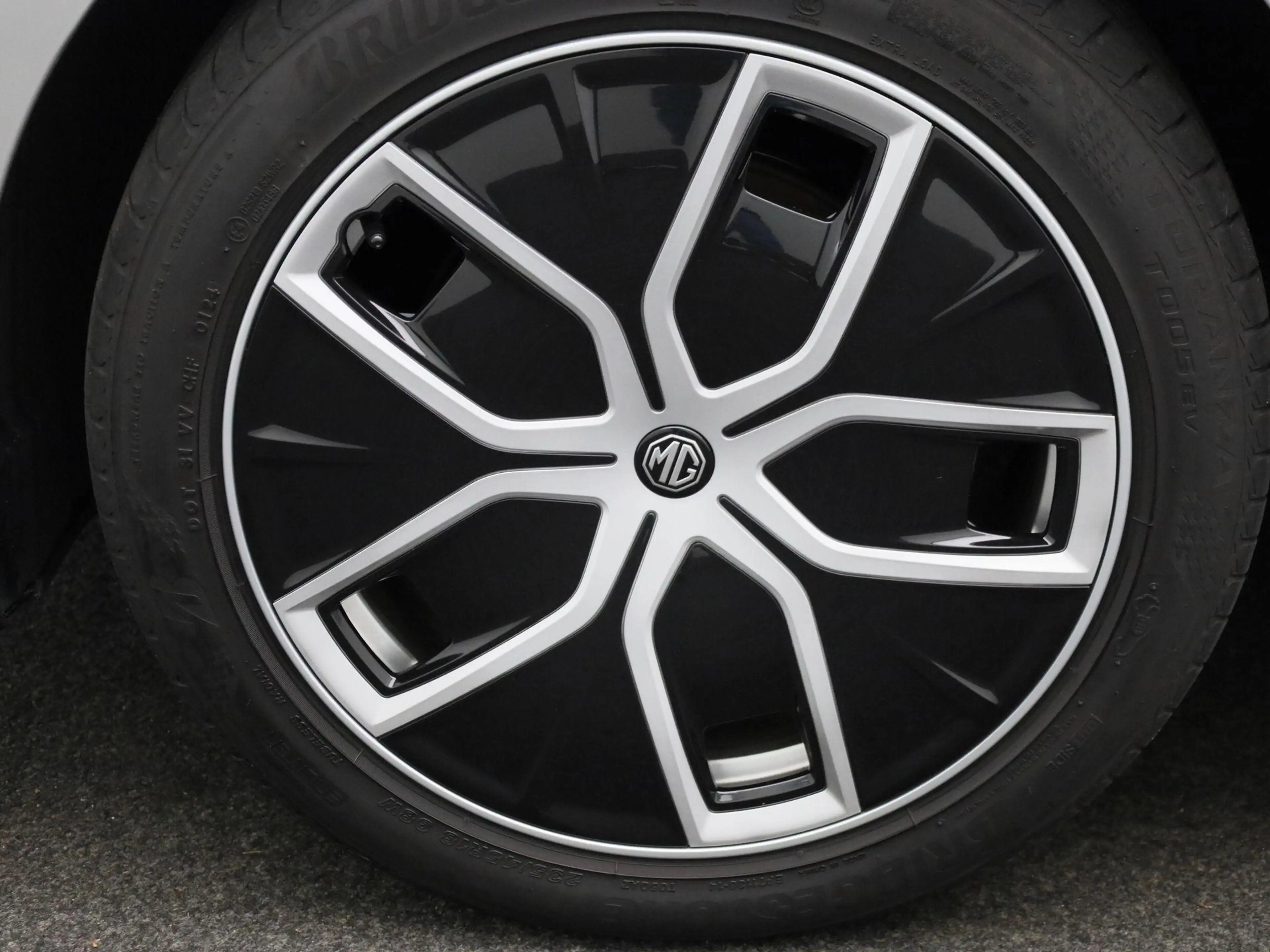 MG MG4 Electric Luxury 64 kWh — photo 14