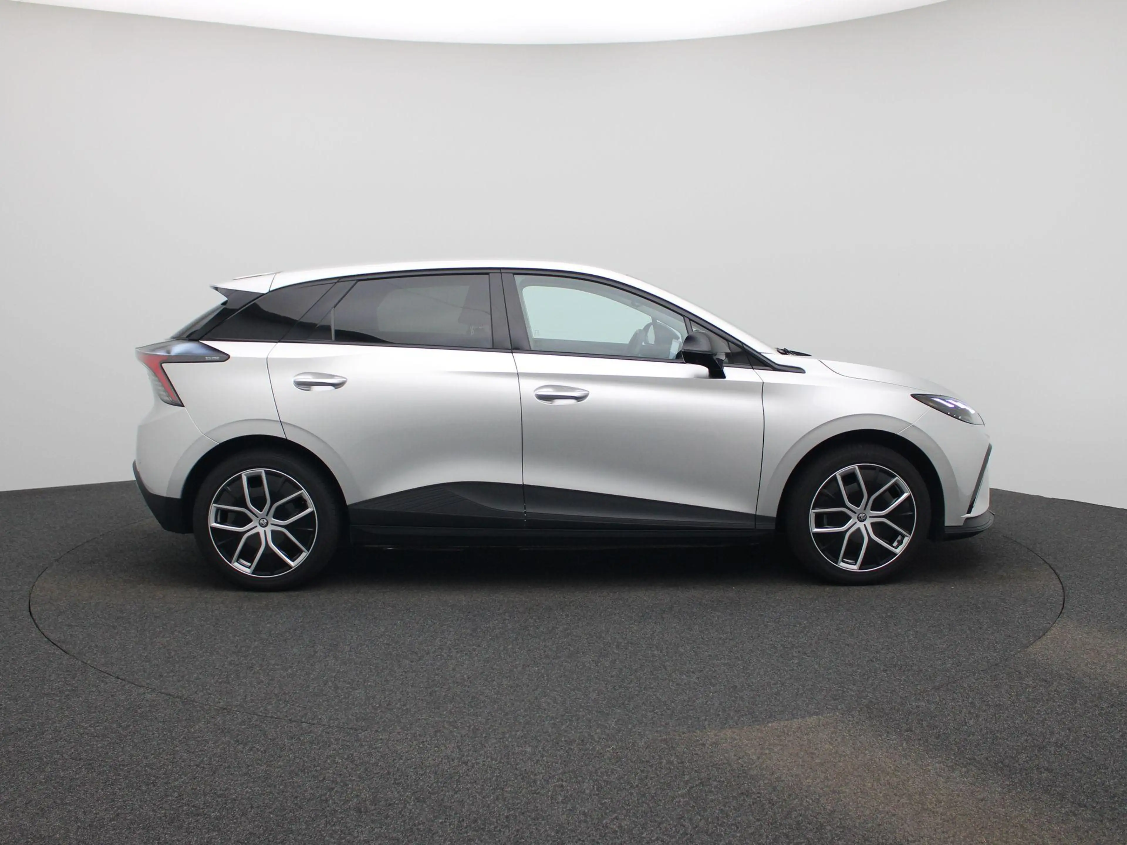 MG MG4 Electric Luxury 64 kWh — photo 6