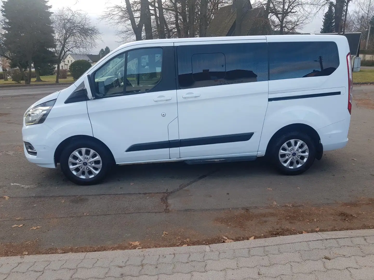 Ford Tourneo Custom 8 Sitze Navi 185PS Automatik Weiß - 1