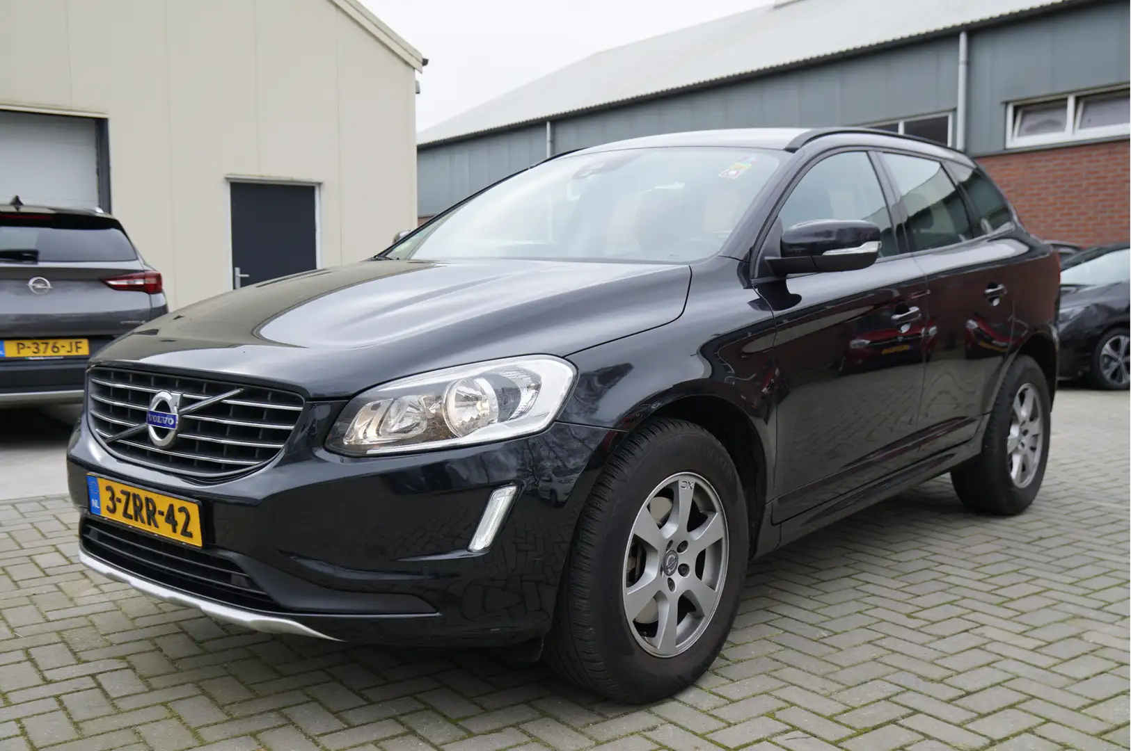 Volvo XC60 2.0 D4 FWD Kinetic | Trekhaak | Navigatie | Climat Negro - 2