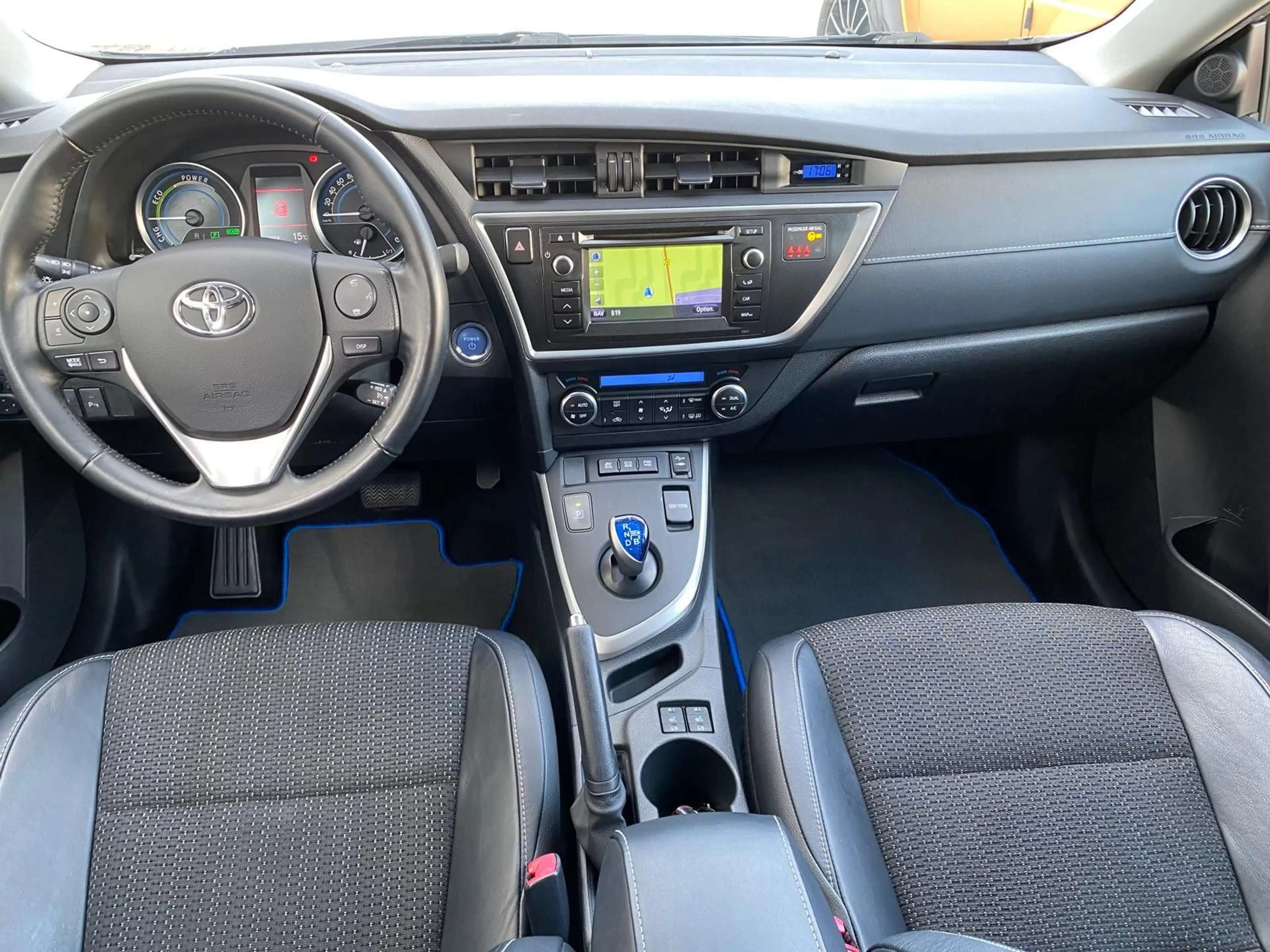 Toyota Auris Hybrid Executive/NAVI/R-KAM — photo 2