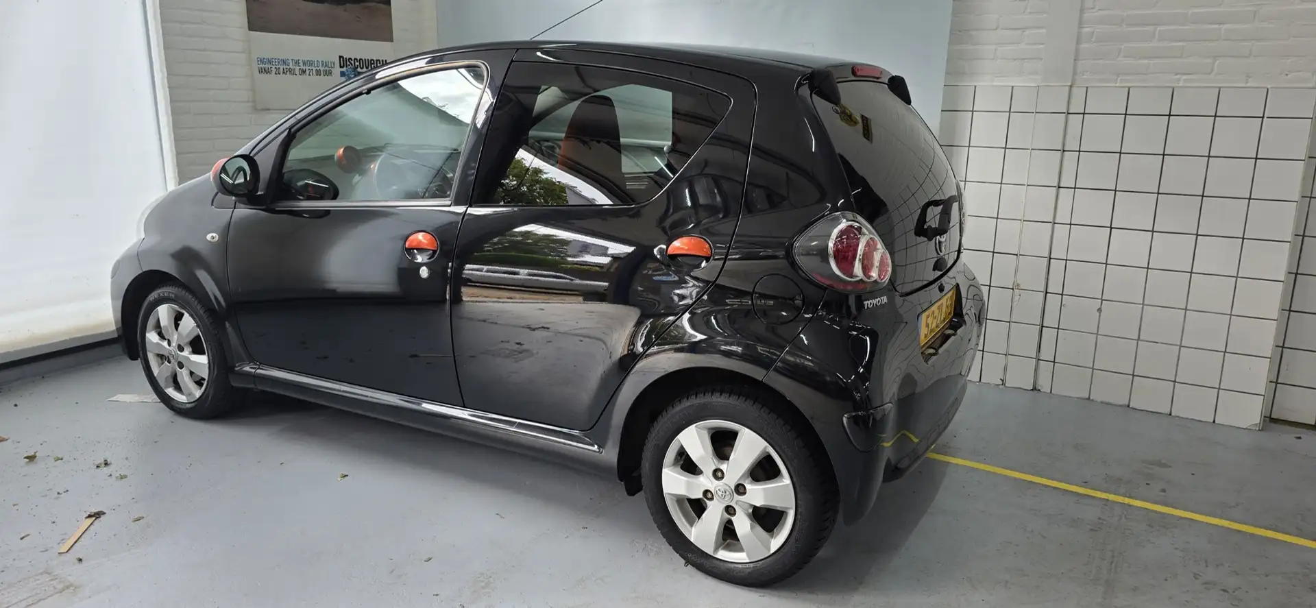 Toyota Aygo 1.0 VVT-i Dynamic Orange Zwart - 2