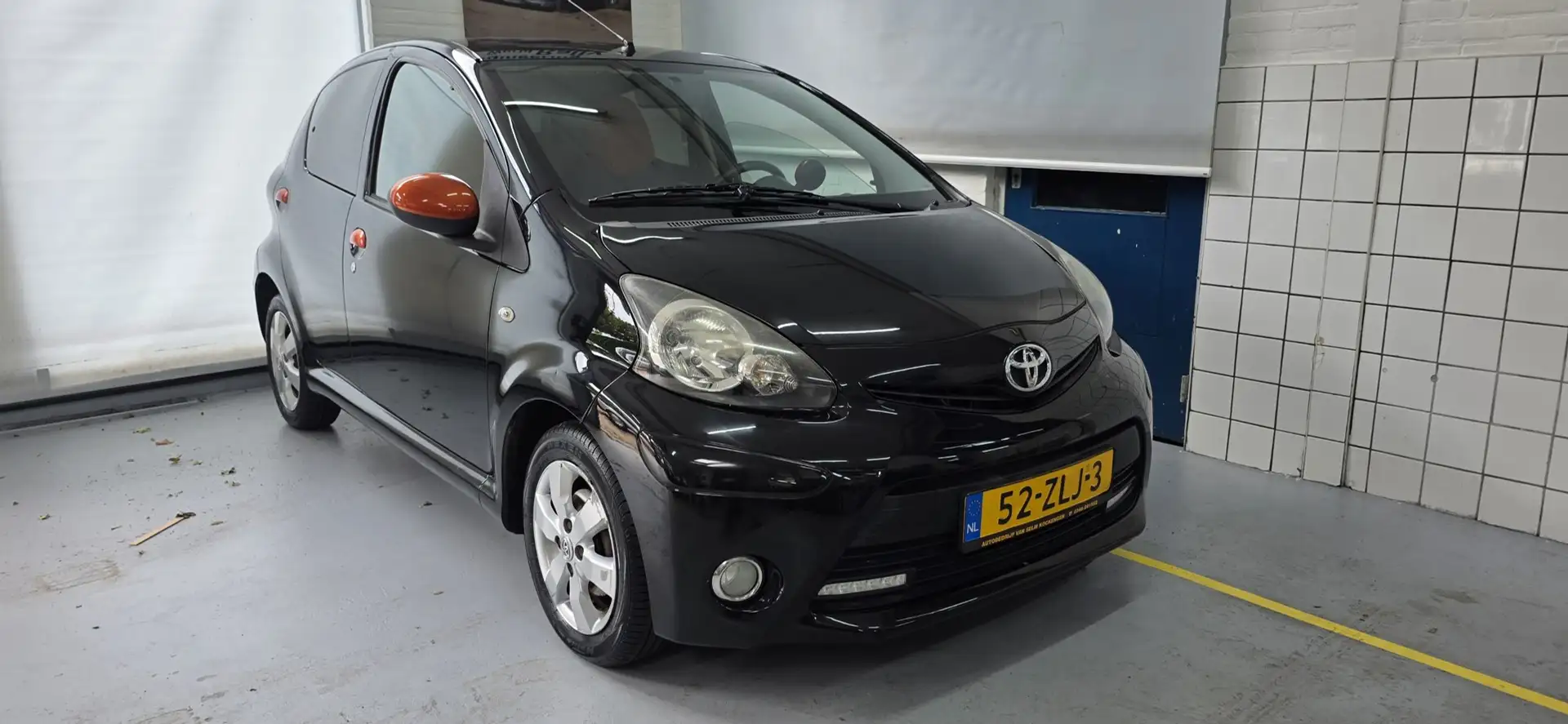 Toyota Aygo 1.0 VVT-i Dynamic Orange Zwart - 1