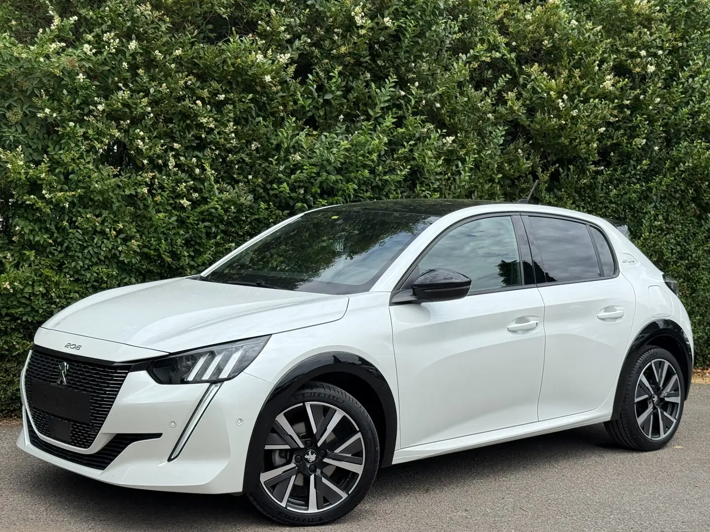 Peugeot 208 1.2i GT Line+NAVI+CAMERA+CARNET PEUGEOT+JANTES+E6D Blanc - 1