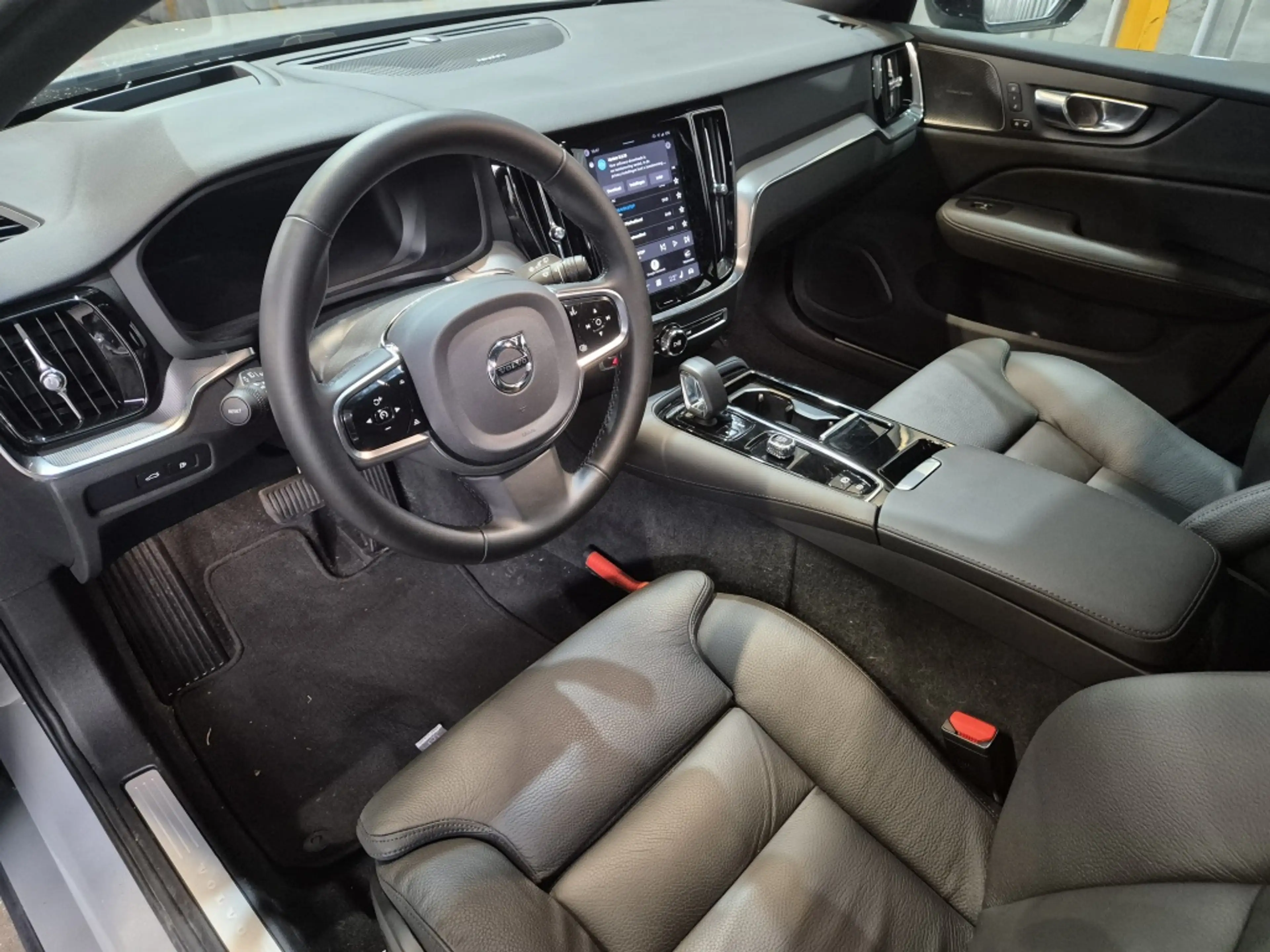 Volvo V60 T6 350PK AWD Plus Dark | 360 | Trekhaak | Leder | — photo 3