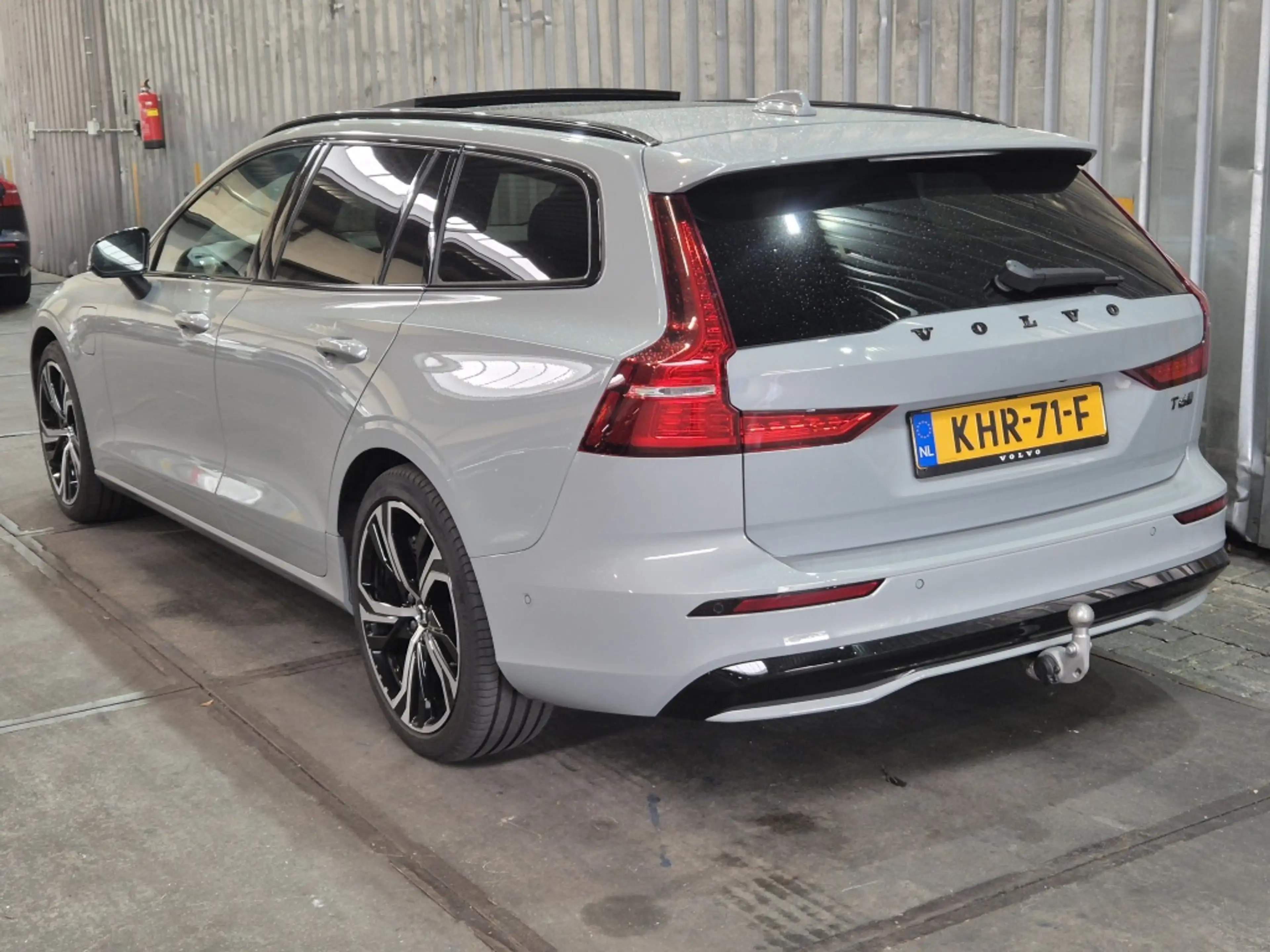 Volvo V60 T6 350PK AWD Plus Dark | 360 | Trekhaak | Leder | — photo 2