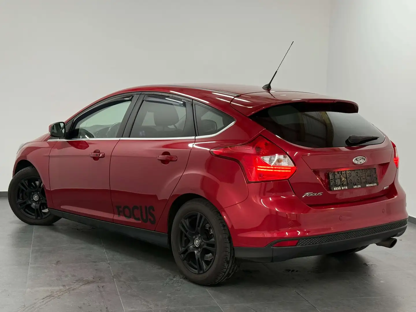 Ford Focus 1.6i Champions Edition 1erMain - Carnet Rouge - 2