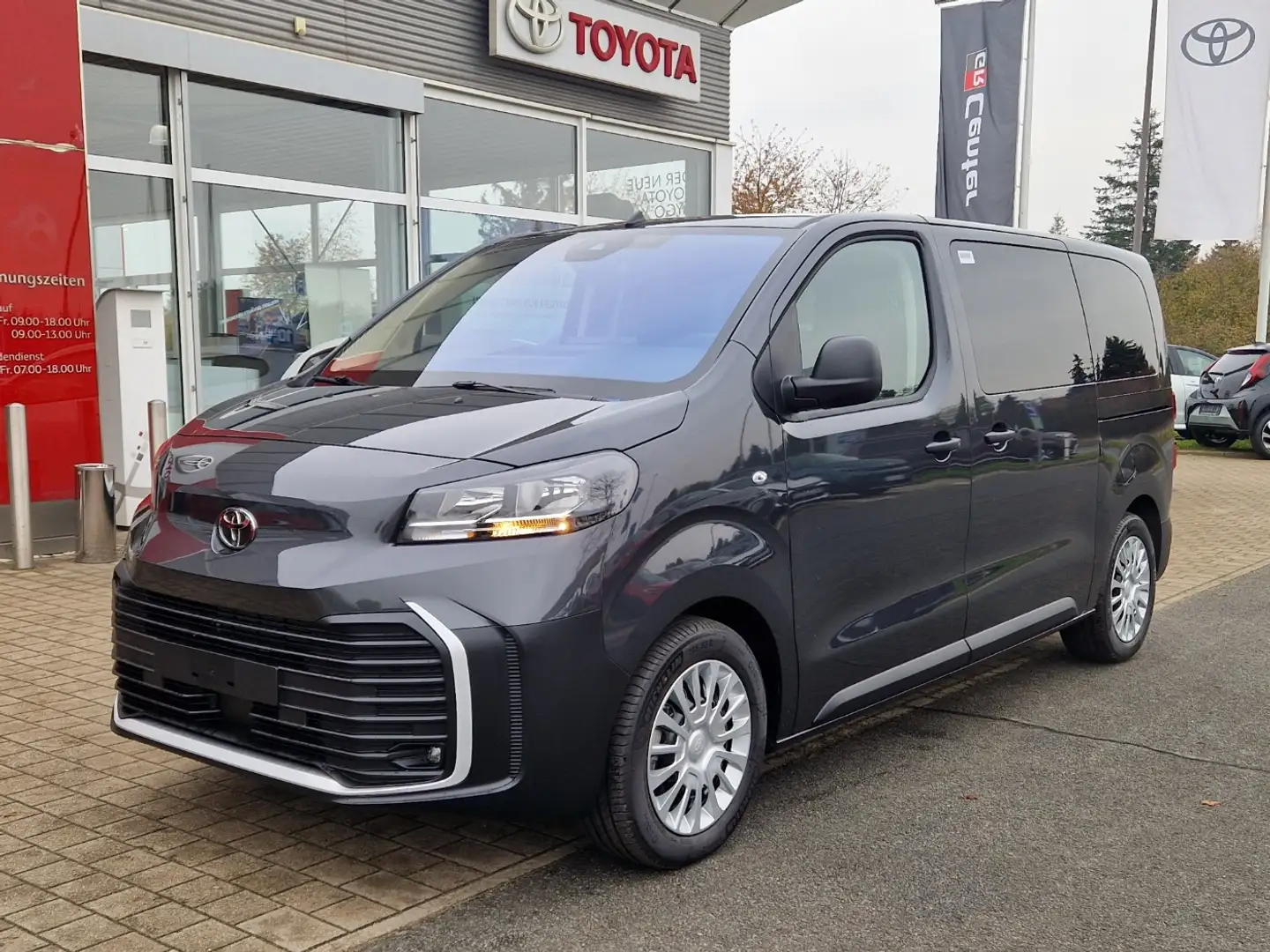 Toyota Proace Verso L1 2,0 D-4D Travelpaket Navigation Grau - 2