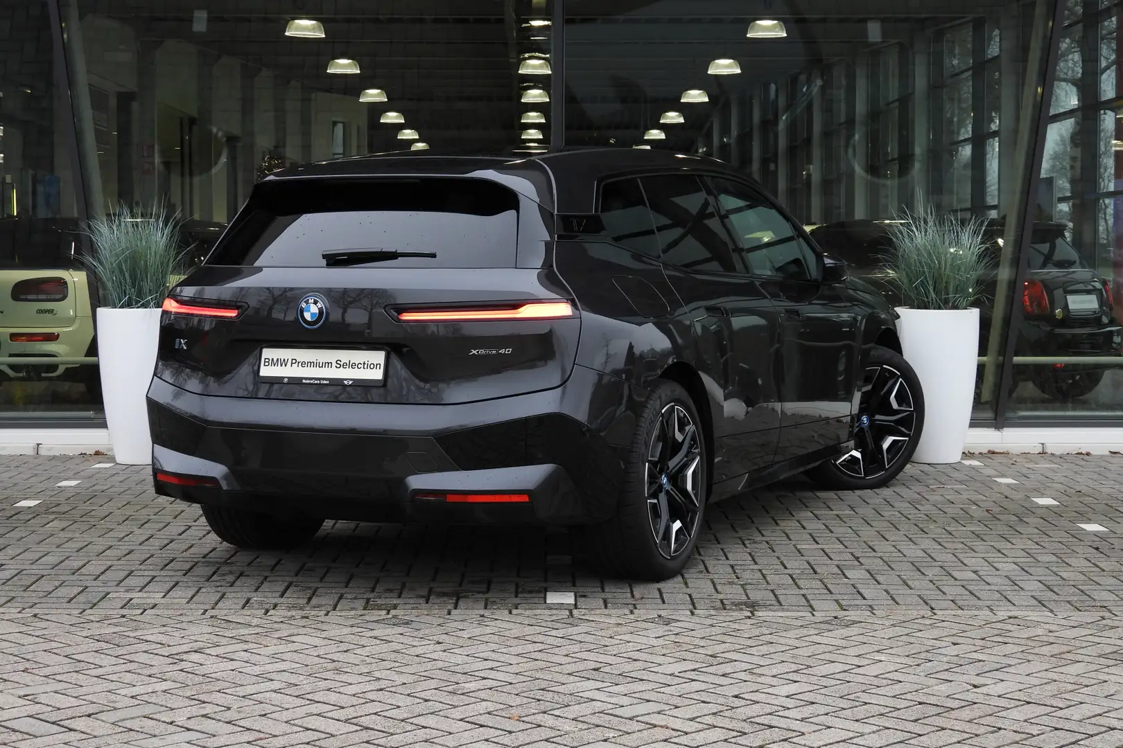 BMW iX xDrive40 Executive 77 kWh / Sportpakket / Panorama Grijs - 2