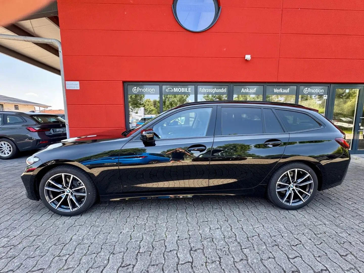 BMW 318 i Touring Steptronic*Head-up*ParkA+*facelift* Schwarz - 2