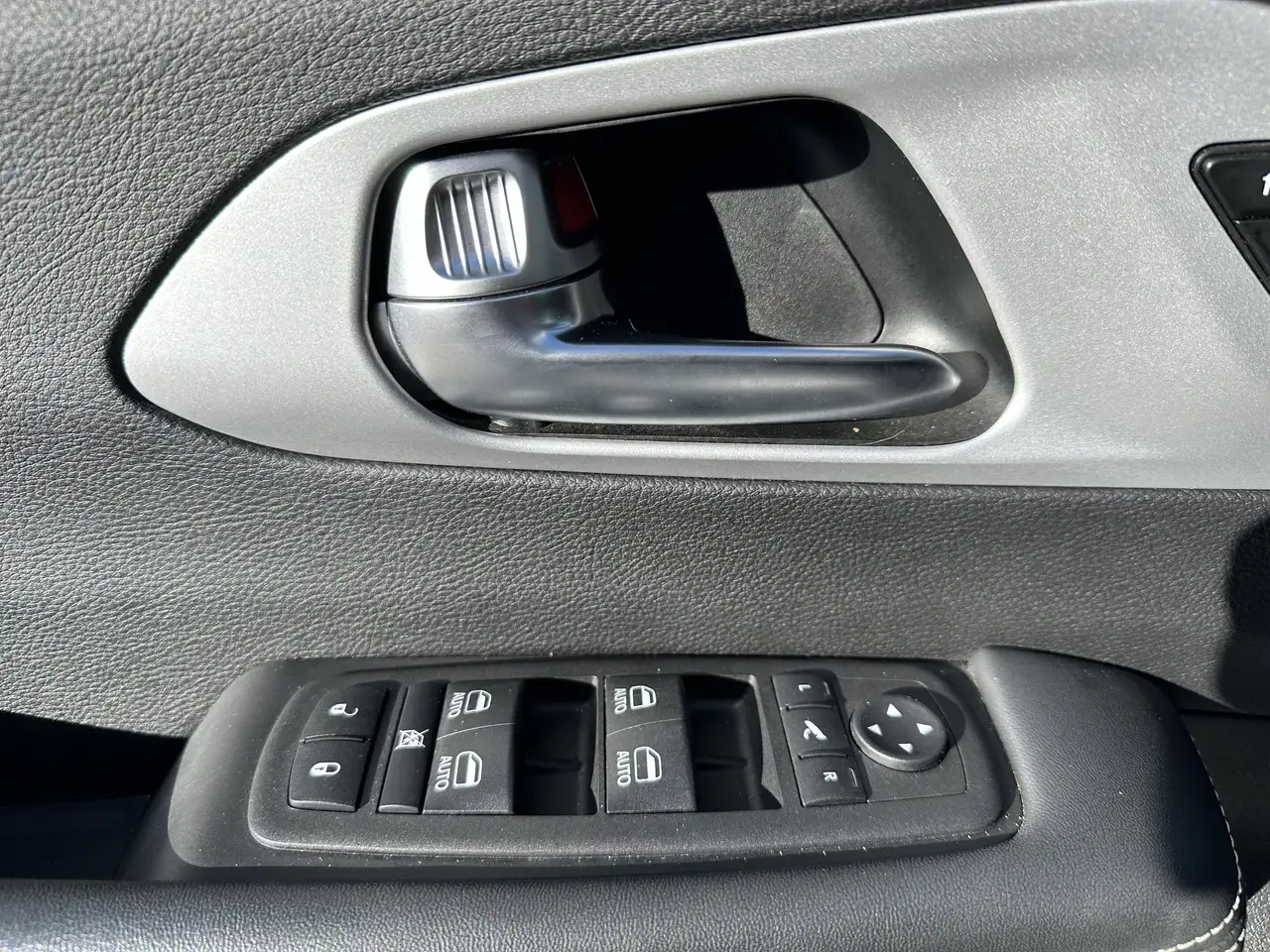 Chrysler Pacifica снимка Chrysler Pacifica