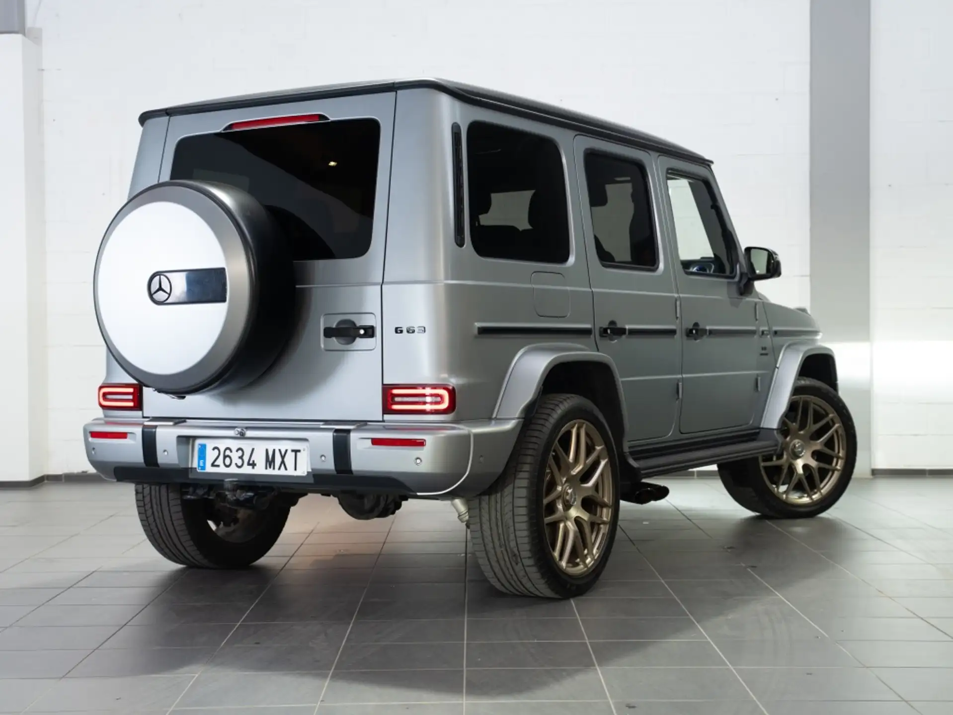 Mercedes-Benz G-Class G 63 AMG 2025 은색 사진 3