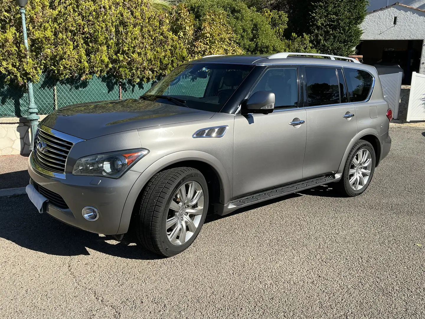 Infiniti QX56 Argintiu - 2
