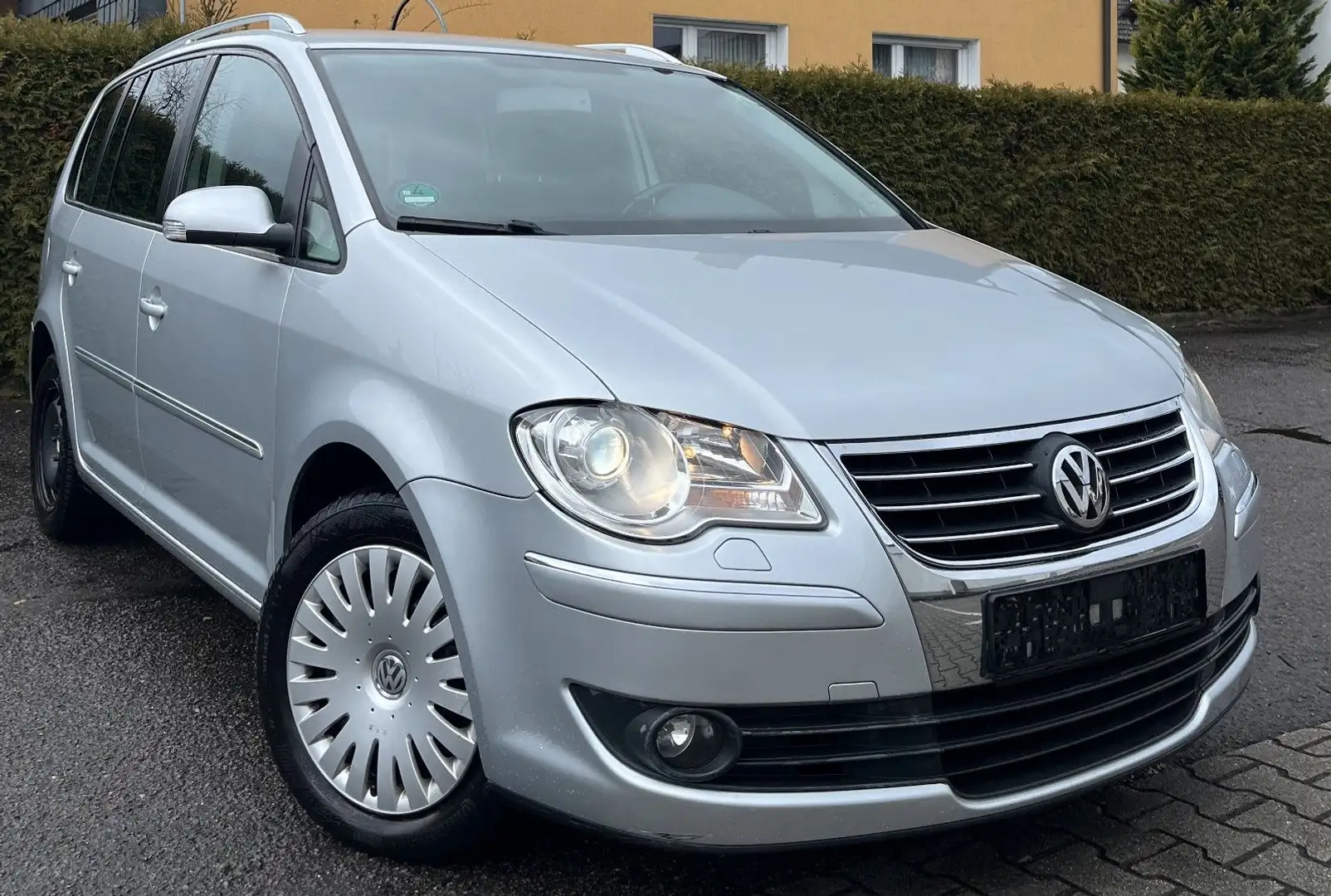 Volkswagen Touran 2.0 TDI AUTOMATIK XENON AHK PDC TOP Silber - 1